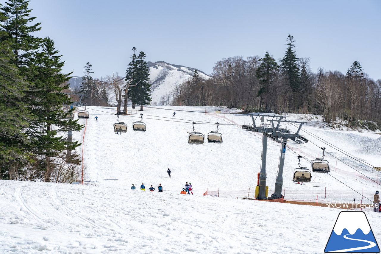 キロロリゾート｜初夏の陽気に耐えて、何とかGWまで持ってくれたキロロの雪…。さぁ、キロロゴンドラに乗って、山頂から山麓まで続く全長4,000ｍ超のロングランを楽しみましょう！